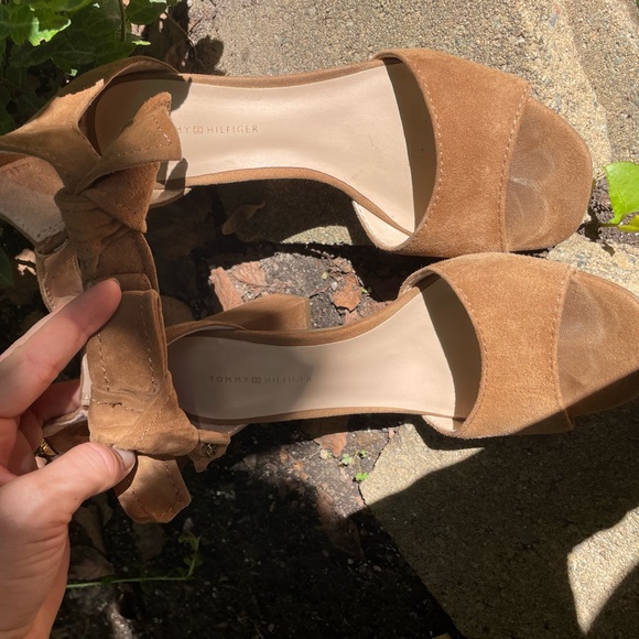 Tommy Hilfiger Tan Suede Bow Heels 6.5 - Picture 4 of 4
